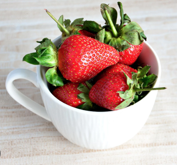 Ensalada variada de brotes tiernos con tomate mas tortilla francesa Y fresas